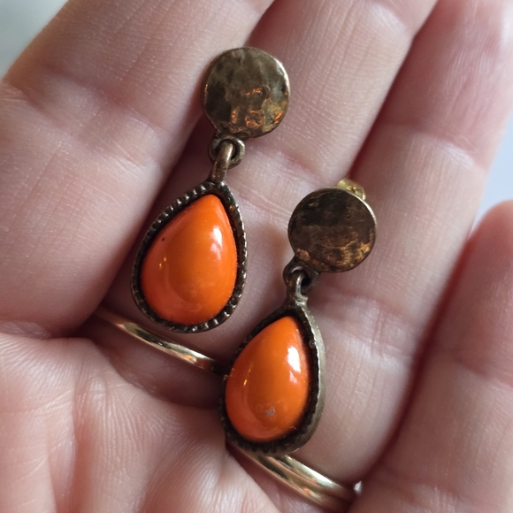 Orange earrings teardrop shaped hammered texture gold tone - Picture 4 of 7